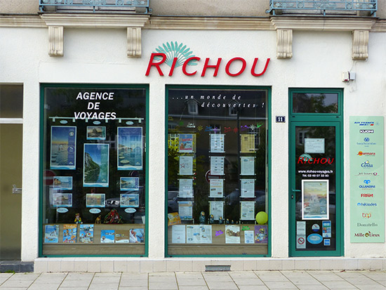 Enseigne Agence de voyages Richou suivant charte graphique